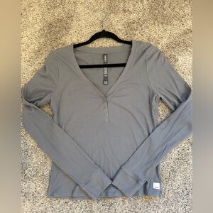 Vuori Women's Long Sleeve V-Neck Top